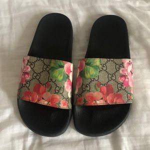 AUTHENTIC GUCCI SLIDES MINT CONDITION SZ 7-8